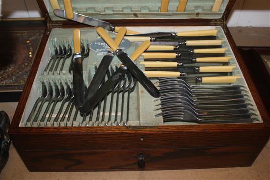 Oak cased canteen of plated cutlery